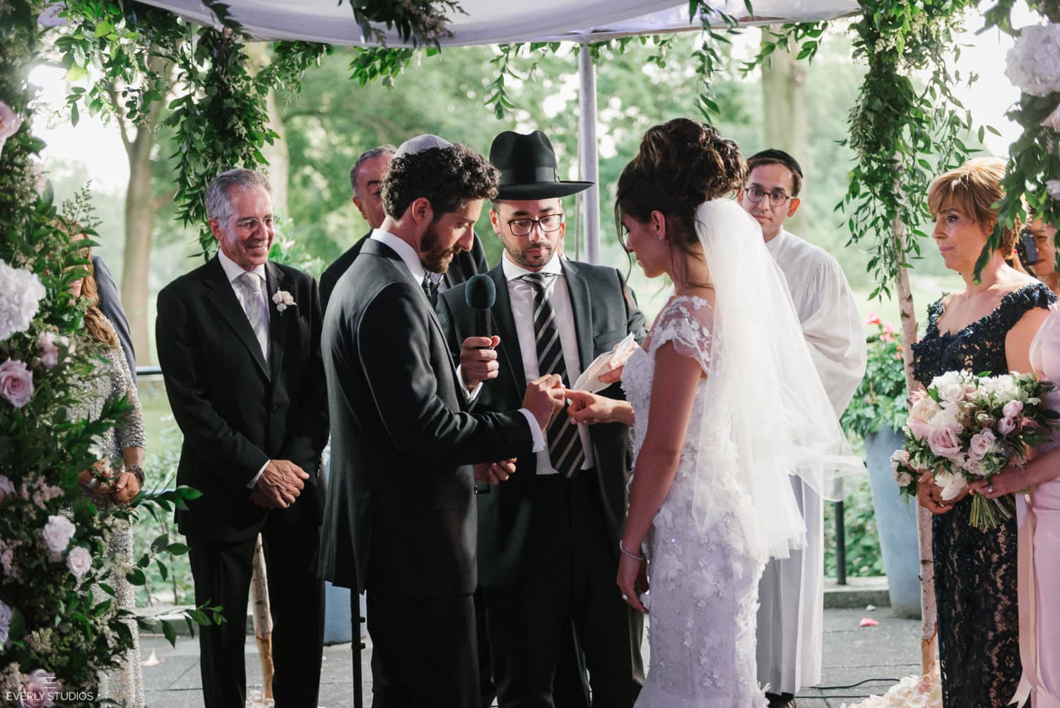 Dyker Beach Golf Course wedding in Dyker Heights, Brooklyn. Persian Jewish wedding. Photos by Brooklyn wedding photographer Everly Studios, www.everlystudios.com