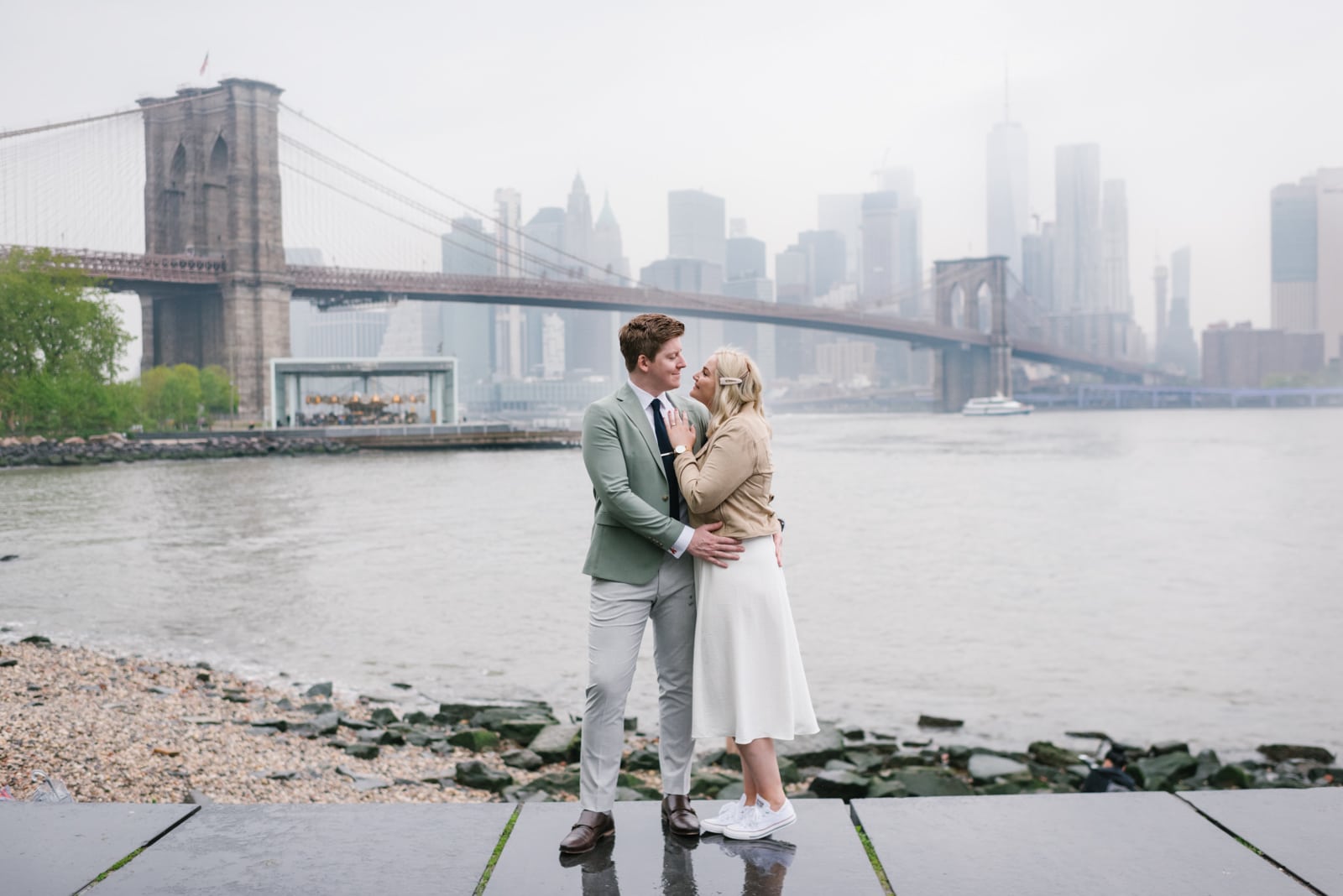 Brooklyn Bridge Park elopement and rainy day wedding in NYC. Photos by Brooklyn wedding photographer Everly Studios, www.everlystudios.com