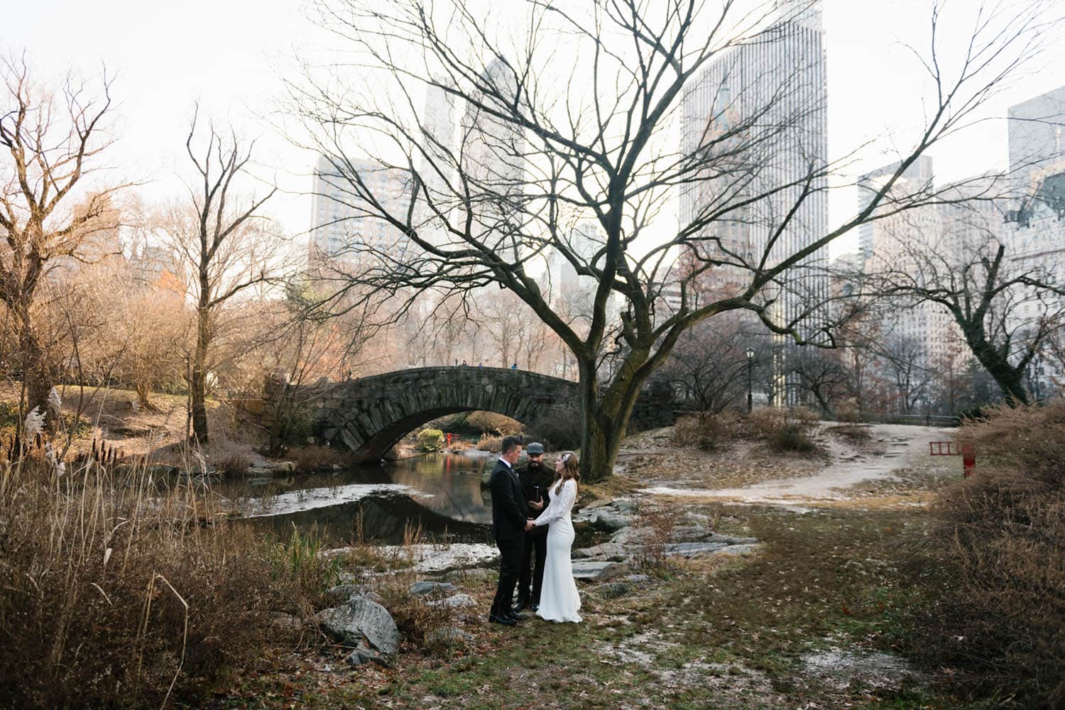 best time to take outdoor wedding photos: early morning